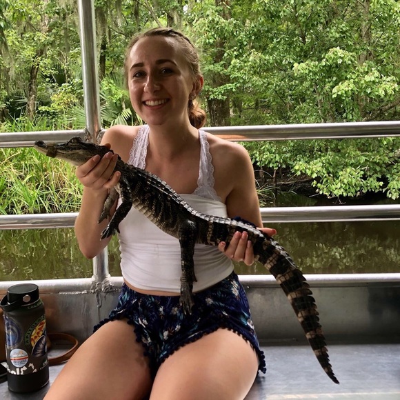 Meet your Posher, Taylor - Picture 3 of 4